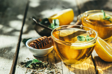 Thé d& 39 été - tasses à thé sur fond de bois rustique avec des nuances de feuilles - jardin