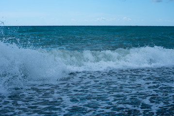 морские волны на берегу пляжа