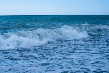 морские волны на берегу пляжа
