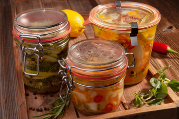 Eingelegte Zucchini und Karotten auf Holzbrett