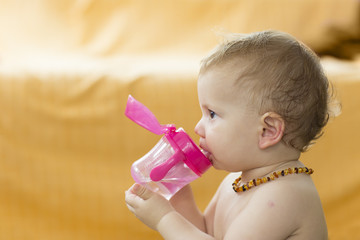 baby toddler wearing amber teeth pain relief neckless
