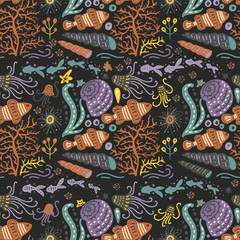 Naklejka premium Vector handdrawn sea seamless pattern with various marine animals. Ornate summer illustration.