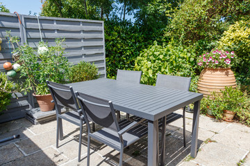 Terrasse fleurie avec salon de jardin