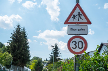 Warnschild Achtung Kindergarten 