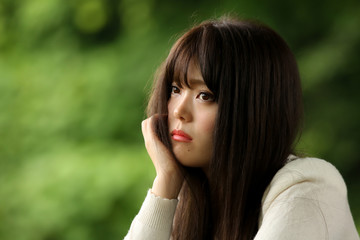 Naklejka premium 寂し気な表情の女性