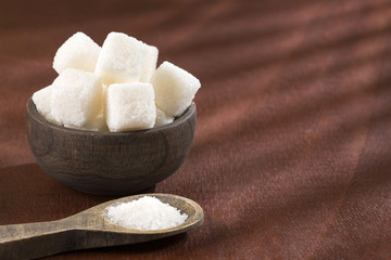 Powder and cubes of refined sugar