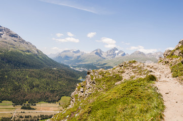 Fototapeta premium St. Moritz, St. Moritzersee, Stazersee, Oberengadin, Panoramaweg, Seenplatte, Muottas Muragl, Piz Julier, Piz Nair, Alpen, Graubünden, Sommer, Schweiz