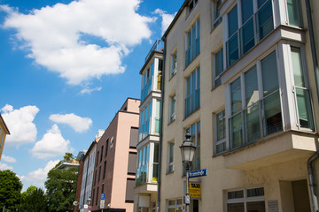 Obraz premium Mietshäuser, Eigentumswohnungen in München, Häuserzeile, blauer Himmel