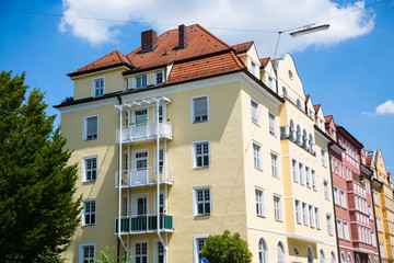 bunte Häuserzeile, renovierter Altbau, Luxuswohnungen
