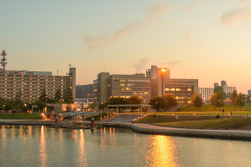 Fototapeta premium Zmierzch w lokalnym mieście