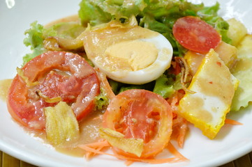 fresh vegetable topping boiled egg dressing Indian sauce salad on plate