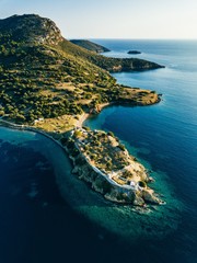 Vue aérienne des rochers et du lagon bleu de la mer en Grèce
