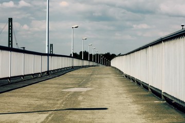 Fototapeta na wymiar Brücke Fußgänger Fußgängerbrücke