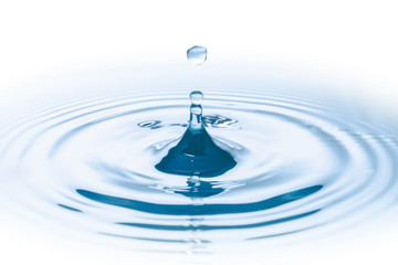 Fototapeta na wymiar Blue water drop falling down and circles wave.