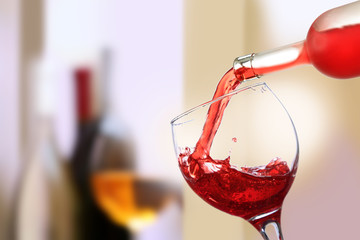 Fototapeta Wino czerwone wlewane do kieliszka, lampka do wino. obraz