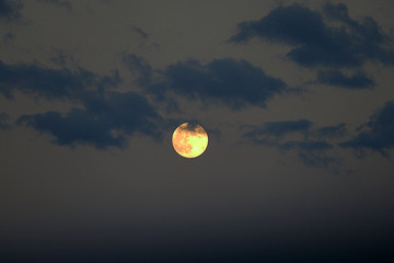 clouds in the sky close-up pictures of the full moon, moon pictures,   © kodbanker