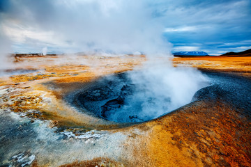 Vue menaçante de la zone géothermique de Hverir (Hverarond). Lieu Lieu Lac Myvatn, Krafla, Islande, Europe.