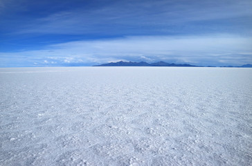 Fototapeta na wymiar Stunning view of the world's largest salts flat, Salar de Uyuni in Potosi of Bolivia, South America