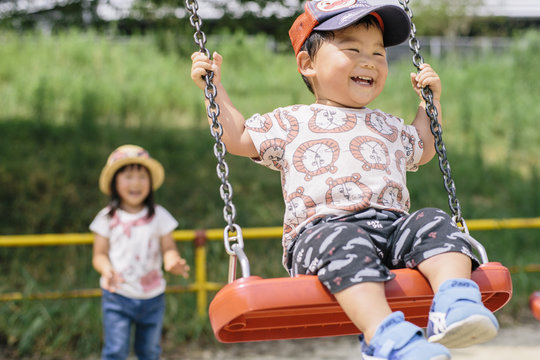 ブランコで遊ぶ幼児