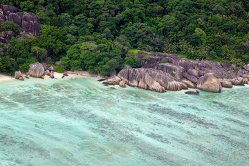 Fototapeta premium Luftaufnahme der Anse Source d'Argent auf La Digue, Seychellen.
