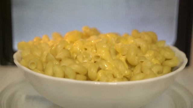 Using microwave to heat up food. Warming up cooked macaroni and cheese