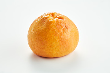 Grapefruit auf weissem Hintergrund