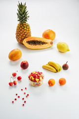 Obstsalat und verschiedene Früchte auf weißem Hintergrund