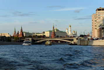 Fototapeta na wymiar View of the Moscow Kremlin and the Great Stone Bridge