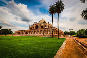 A mesmerized side view of Humayun's Tomb