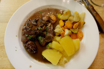 viande en sauce et légumes