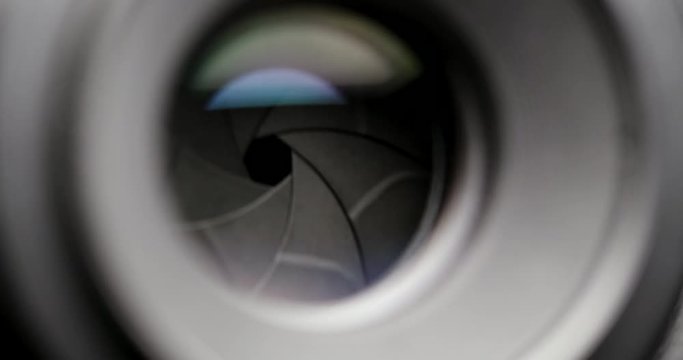 Diaphragm blades opening and closing aperture of a photo camera lens