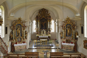 Altarraum und Seitenaltäre der Pfarrkirche St.Michael in Peiting