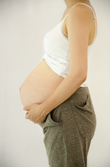 臨月を迎えた妊婦の横から見た