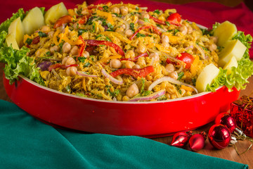 Salada de grão de bico na mesa da ceia de natal