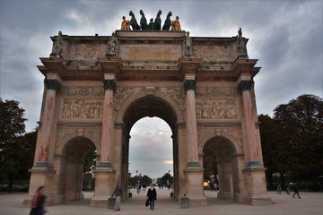 Fototapeta na wymiar The triumphal arch in the Place du Carrousel