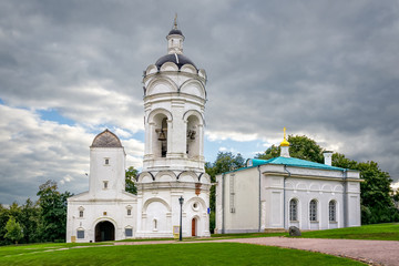 Fototapeta na wymiar St. George church and Vodovzvodnaya tower in Kolomenskoye, Russia