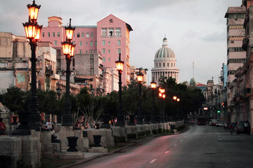 Veduta del Capitolio dal paseo del Prado della citt&agrave; dell'Avana Cuba