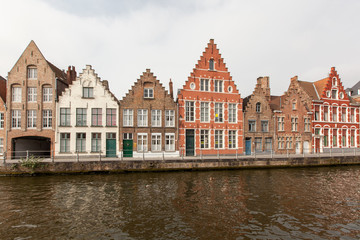 Fototapeta premium Piękne domy wzdłuż kanałów w Brugii w Belgii. Cel turystyczny w Europie