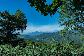 Obraz premium 登山道から眺める野反湖