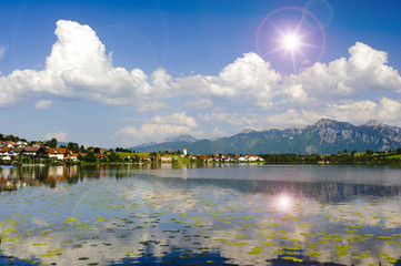 Panorama Landschaft in Bayern mit Alpen im Allgäu und Spiegelung im Hopfensee