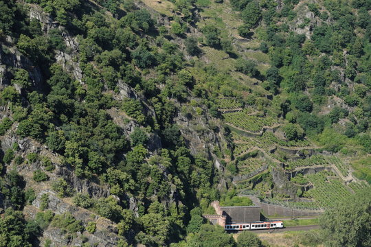 Bahnstrecke im Rheintal mit Tunnel durch den Loreleyfelsen und Nahverkehrszug - Stockfoto