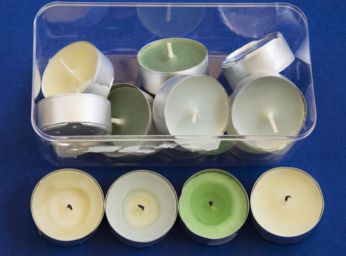 Velas planas y de tamaño pequeño para colocar dentro de objetos decorativos.