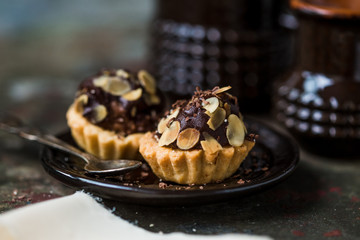 Tartlets with chocolate filling sprinkled with almonds