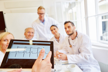 Obraz premium Doctors discussing ECG finding