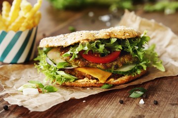 Eiweißreicher vegetarischer Burger aus Erbsen und Linsen im Dinkelvollkorn Brötchen 