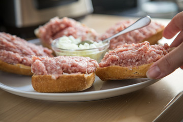 Frau isst Mett Brötchen mit Zwiebeln für deftige Deutsche Mahlzeit