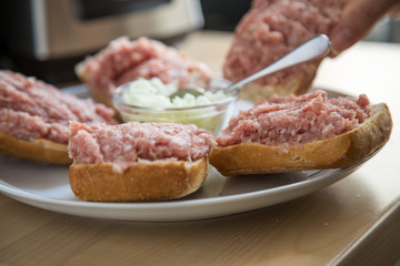 Frau isst Mett Brötchen mit Zwiebeln für deftige Deutsche Mahlzeit