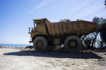 Obraz premium Dumper on the beach