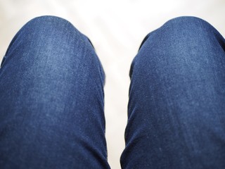 Rechtes und linkes Bein/Knie in Jeans