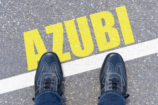 Mann steht mit Schuhen auf dem Wort Azubi